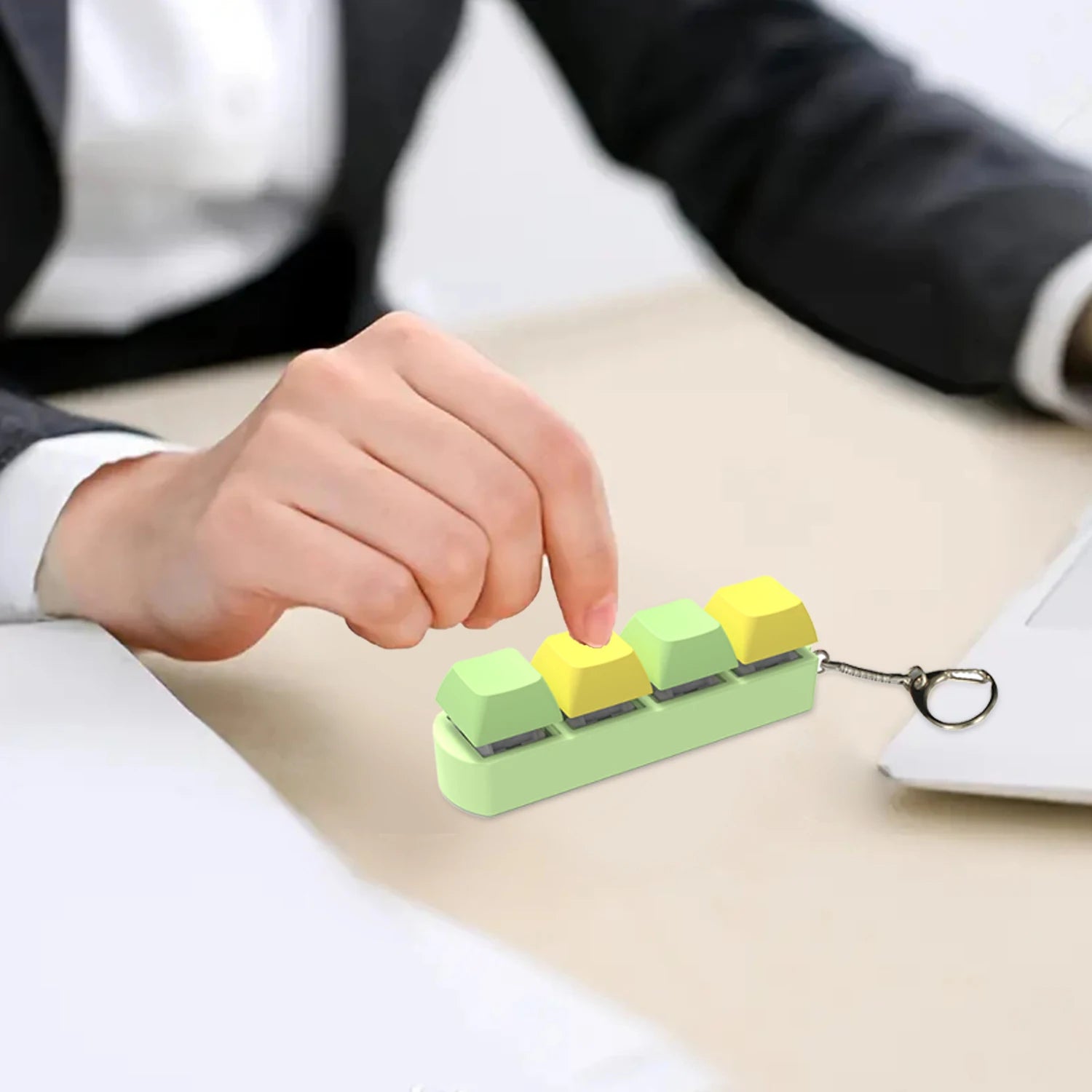 KeyFidget 4-Key Stress Relief Keychain - Portable Fidget Keyboard Spielzeug